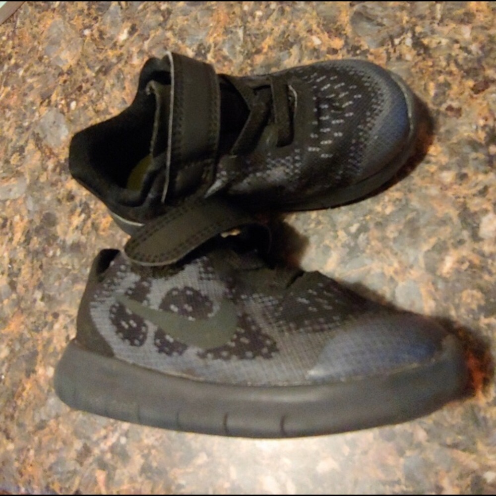 Nike toddler free runs size 6c